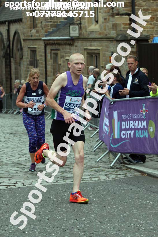 Stephen Jackson (Elvet Striders) wins the 10k, 2017 Durham City Run 5k and 10k Road Race. Photo: David T. Hewitson/Sports for All Pics